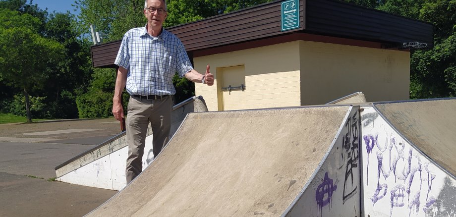 Die Skaterbahn. Daneben steht Franz Jirasek.