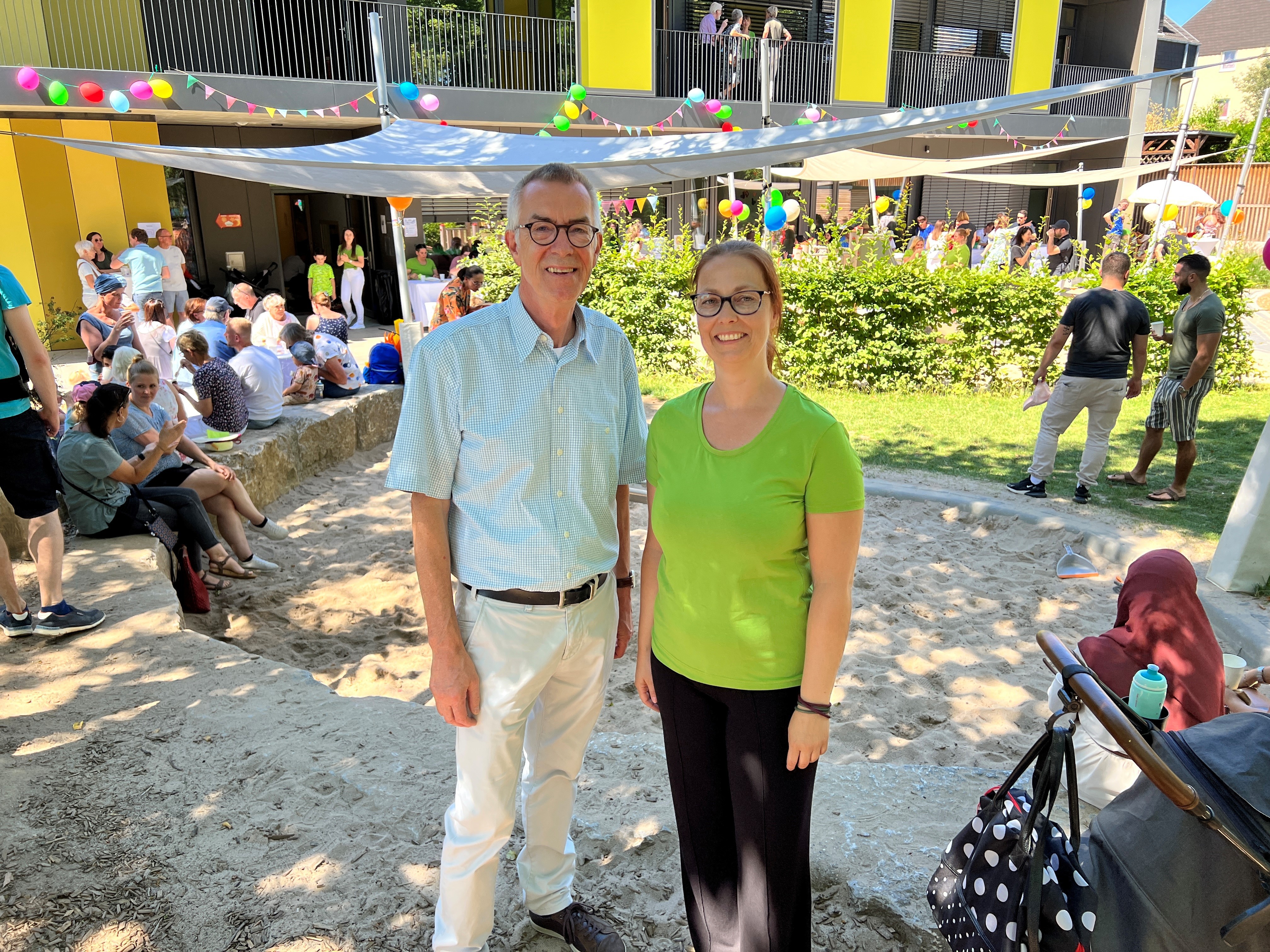 Franz Jirasek mit Kita Leiterin Sylvia Bernstein inmitten der Feierlichkeiten.