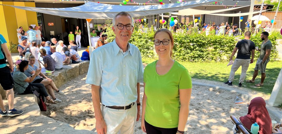 Franz Jirasek mit Kita Leiterin Sylvia Bernstein inmitten der Feierlichkeiten.