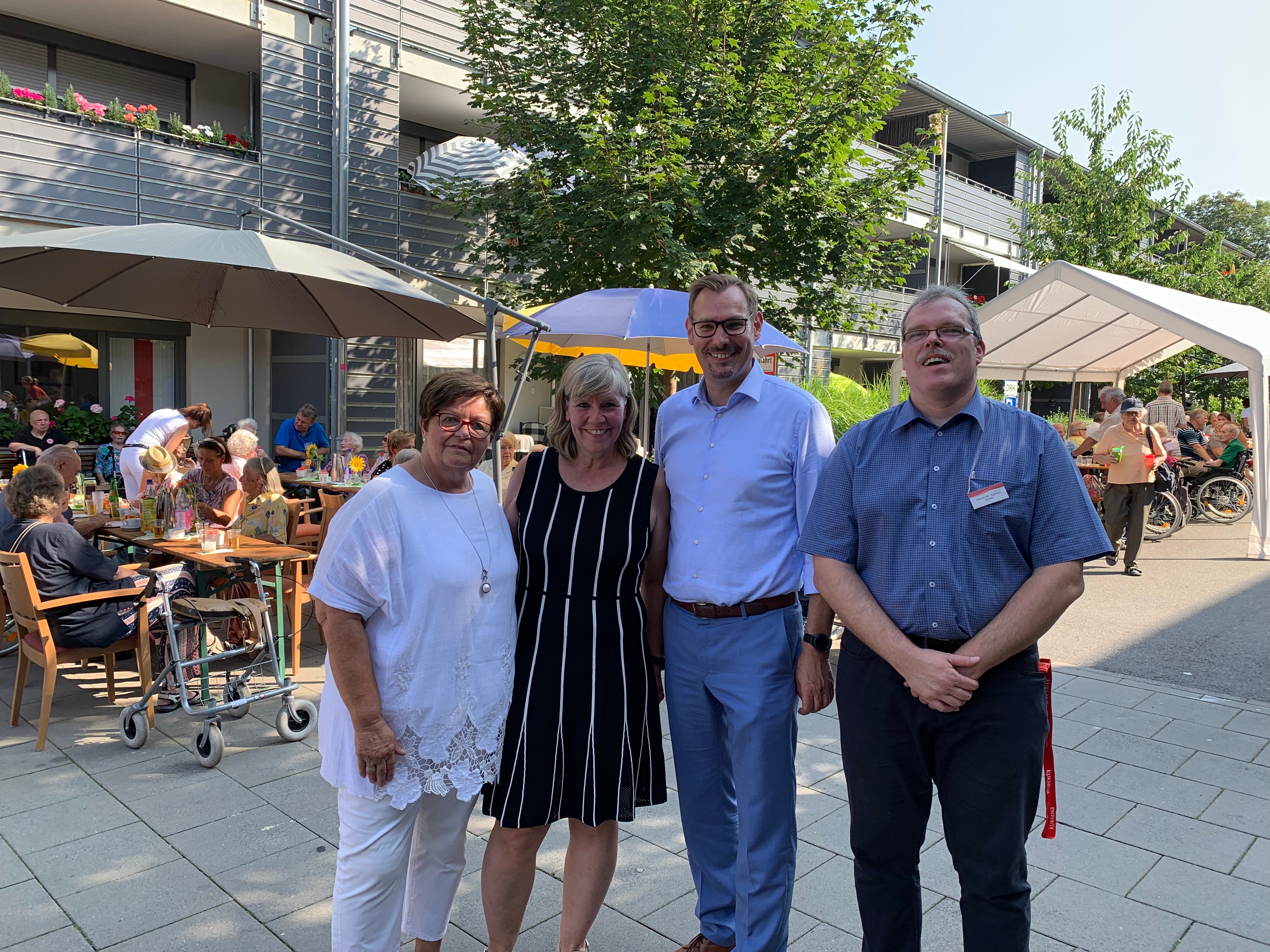 Bürgermeister Seitz mit alter und neuer Leitung vor dem Kursana Domizil.