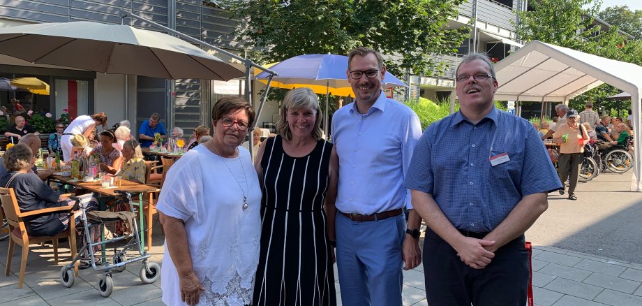 Bürgermeister Seitz mit alter und neuer Leitung vor dem Kursana Domizil.