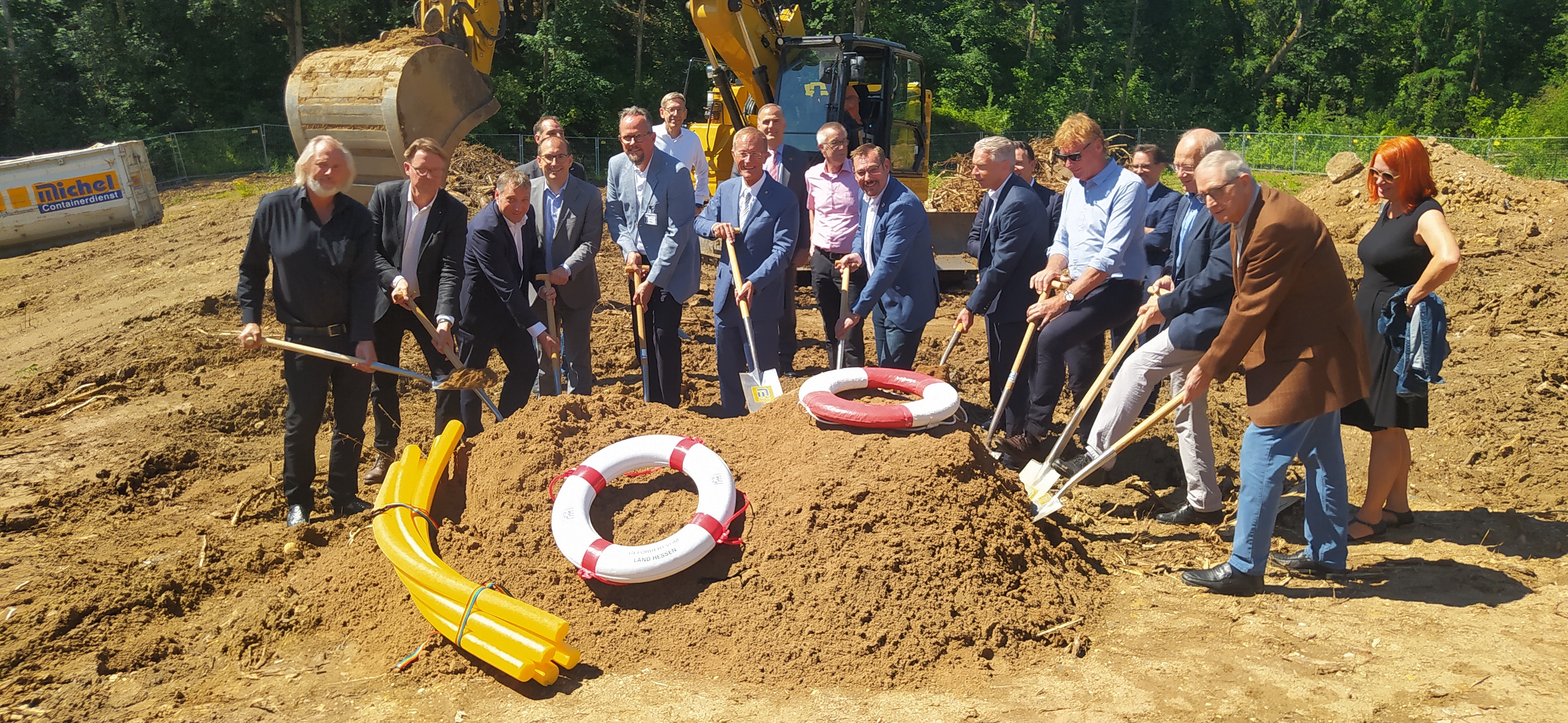 Viel Prominenz mit Schaufeln beim Spatenstich.