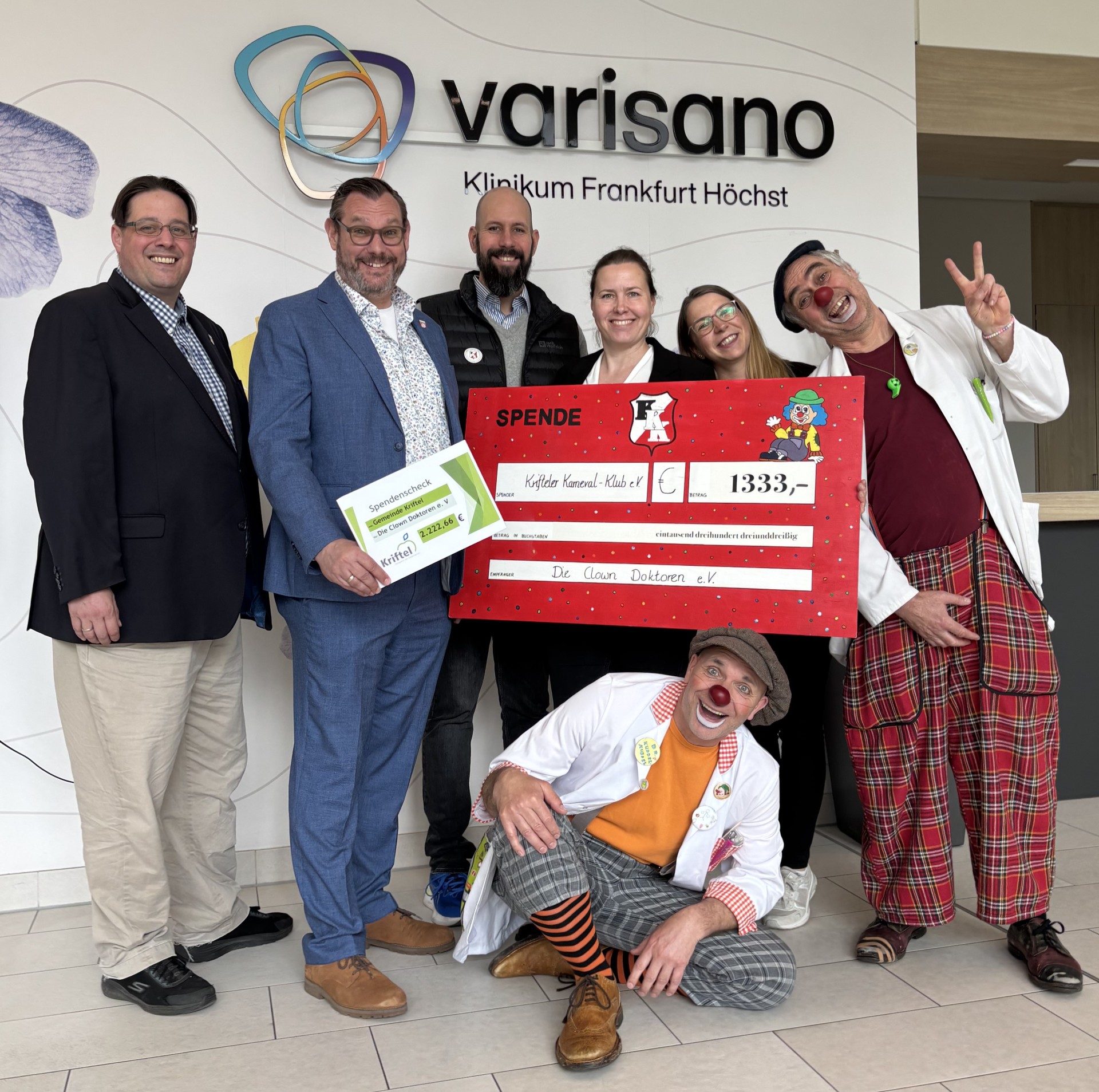 Spendenübergabe im Krankenhaus.