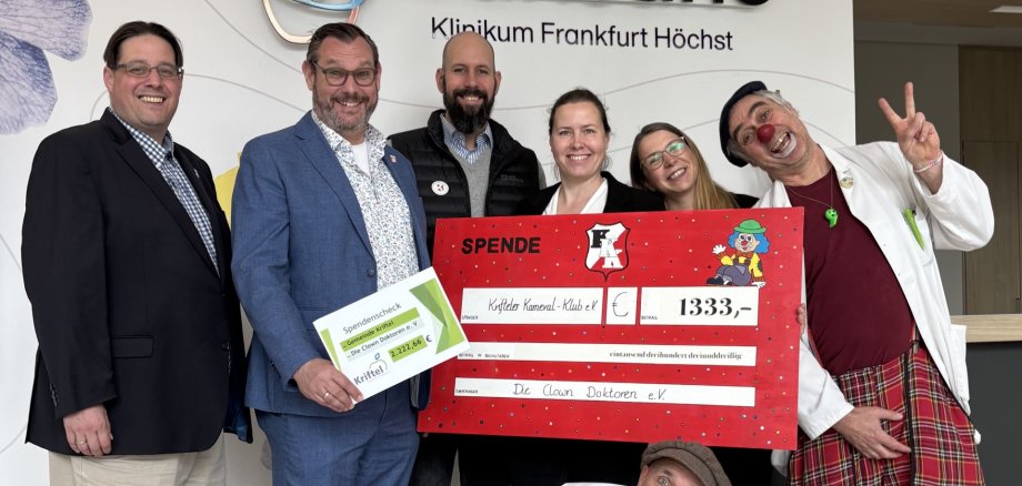 Spendenübergabe im Krankenhaus.