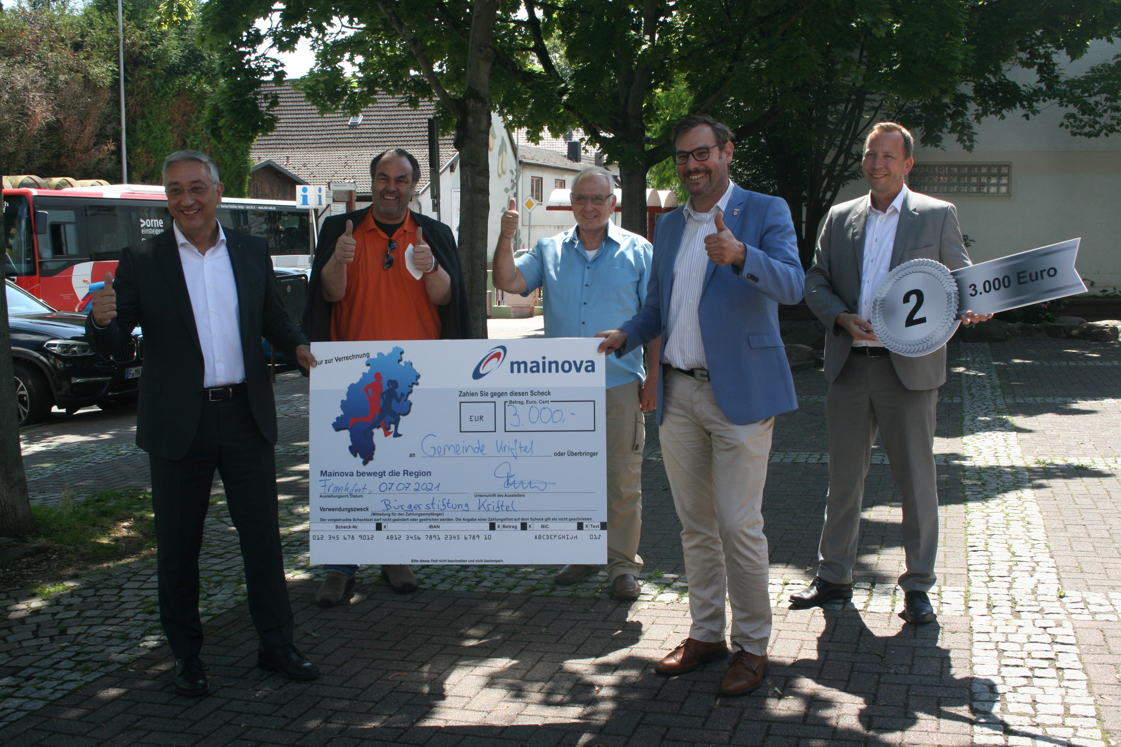 Scheckübergabe vor dem Rathaus.