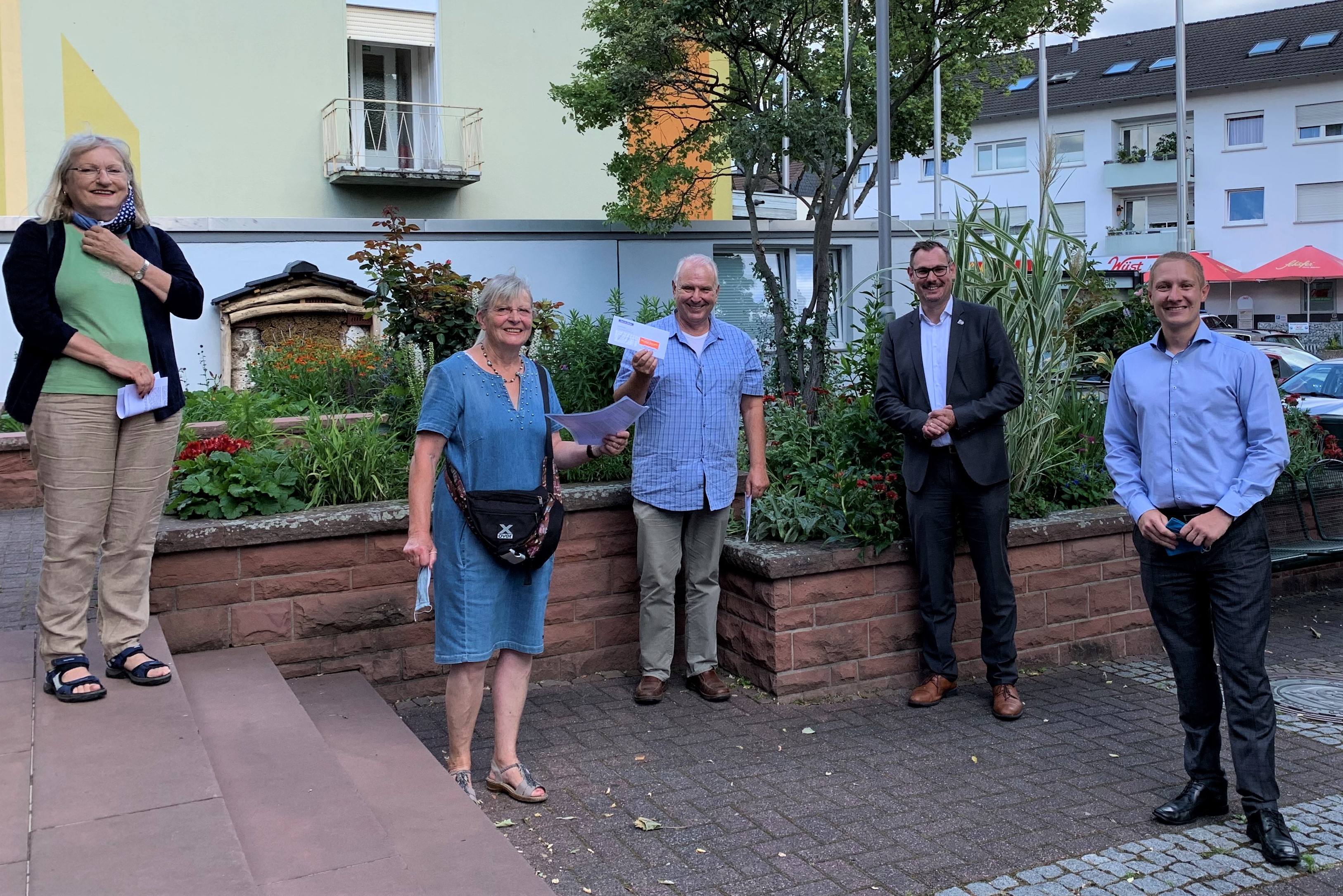 Vr dem Rathaus urde der Scheck über 3000 Euro übergeben: Vom Filialleiter der Sparda-bank Hofheim an Bürgrmeister und Liederkranz-Vorsitzende.