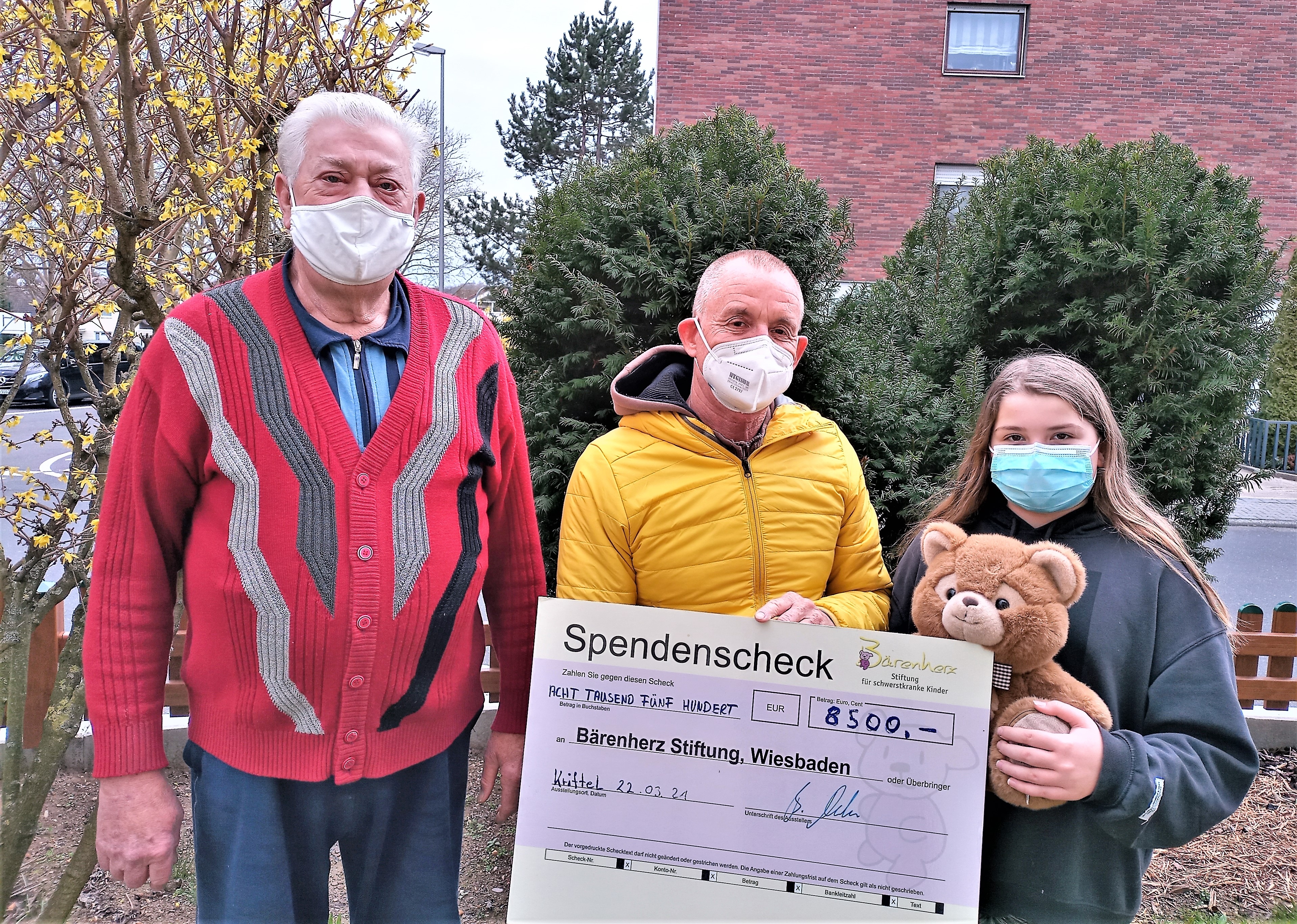 Bernhard Daubitz und seine Enkelin übergeben den Spendencheck an Bärenherz.