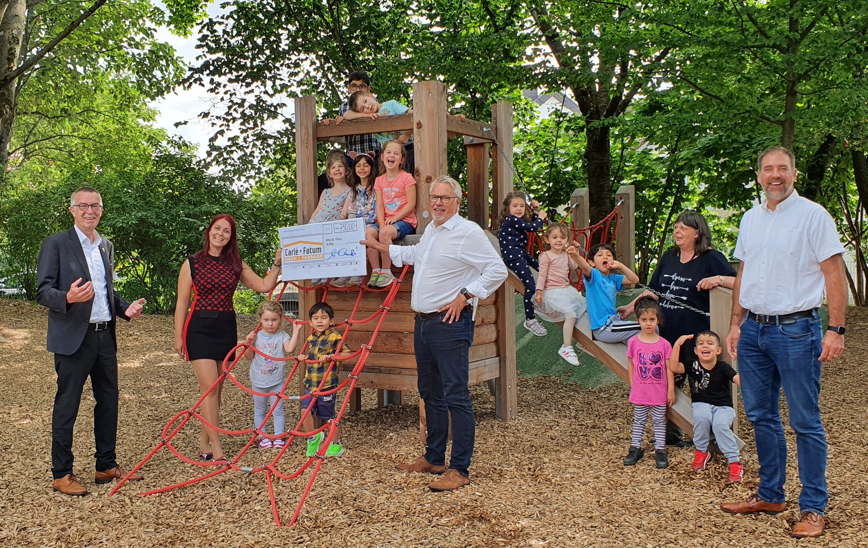 Spendenübergabe auf dem Kinderspielgelände.