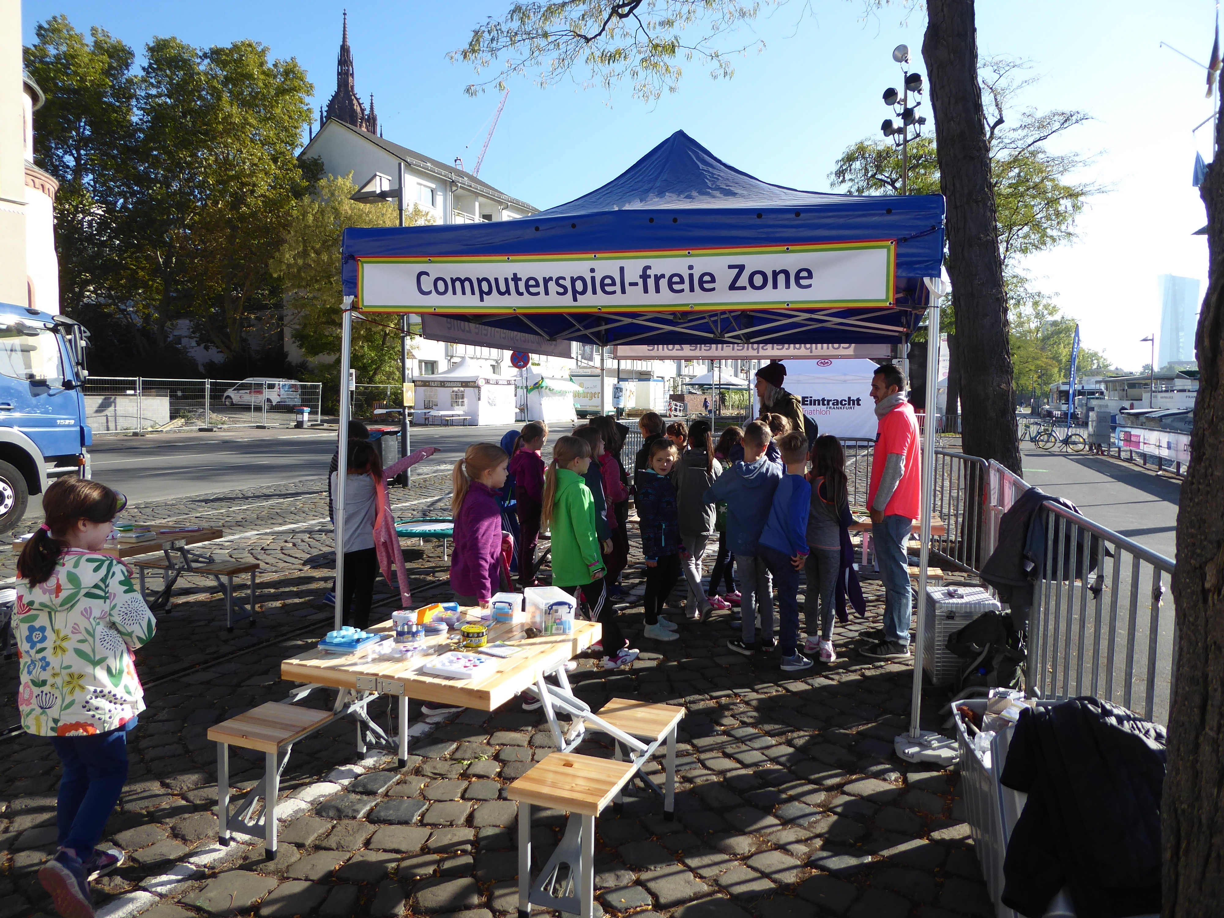 Ein Zelt mit der Aufschrift "Computerspiel-freie Zone".