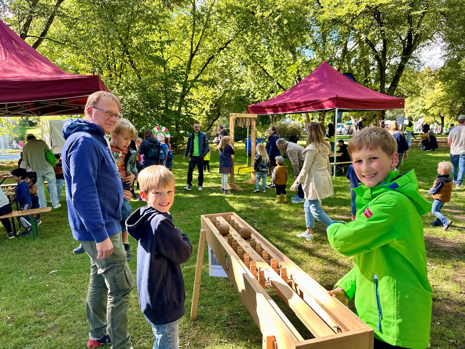Kinder mit XXL-Holzspielzeugen.