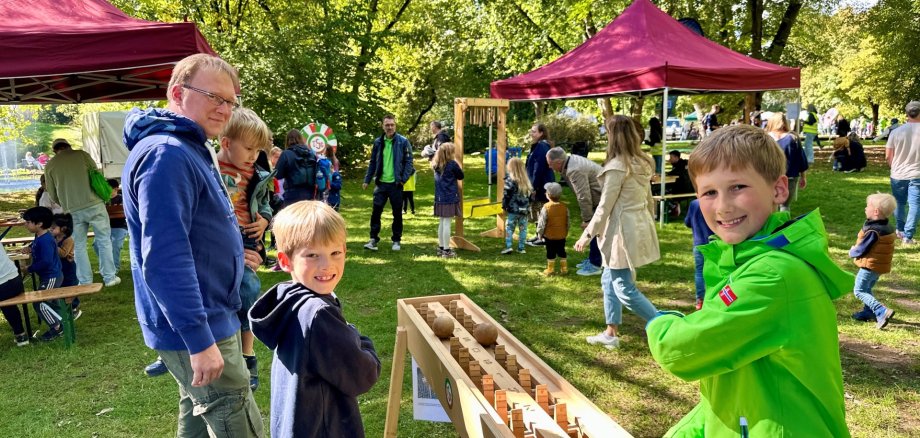 Kinder mit XXL-Holzspielzeugen.