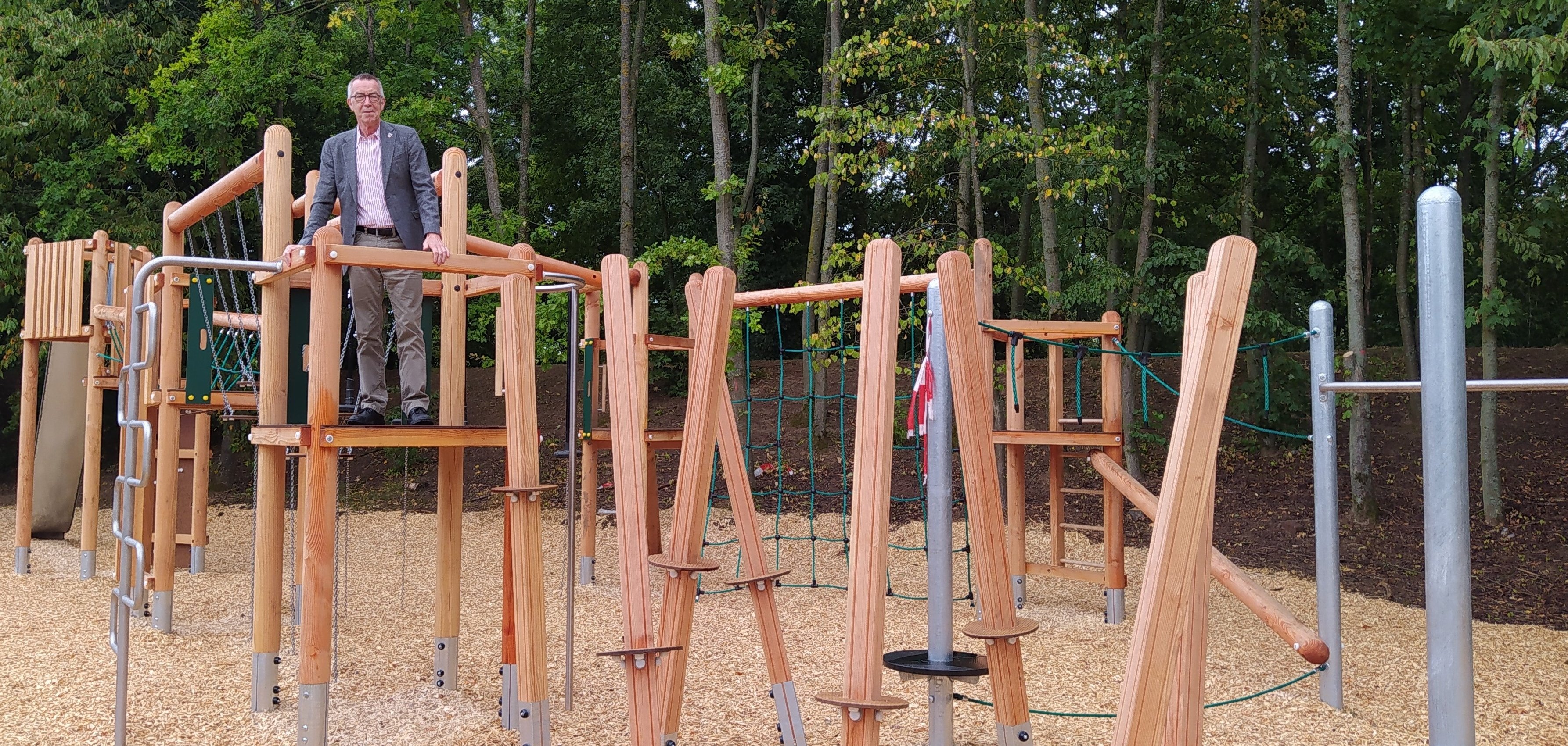 Franz Jirasek steht auf einem Spielturm der neuen Kletteranlage Hinterm Linsenberg.