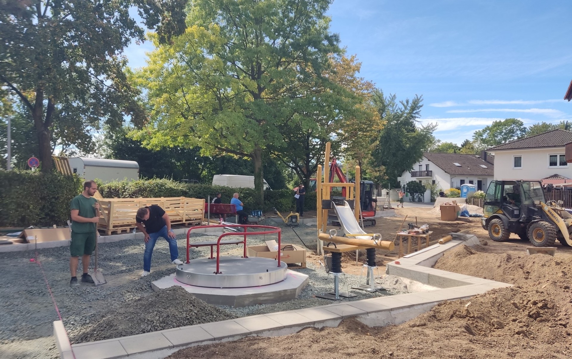 Die Baustelle mit neuen Geräten.