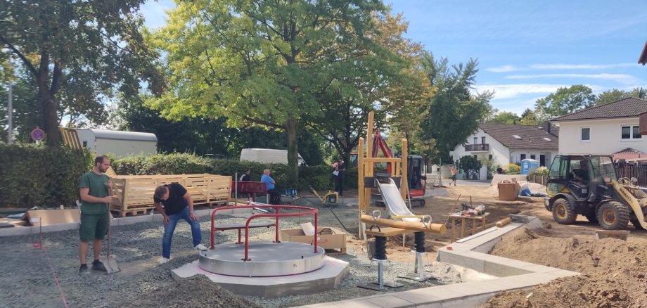 Die Baustelle mit neuen Geräten.