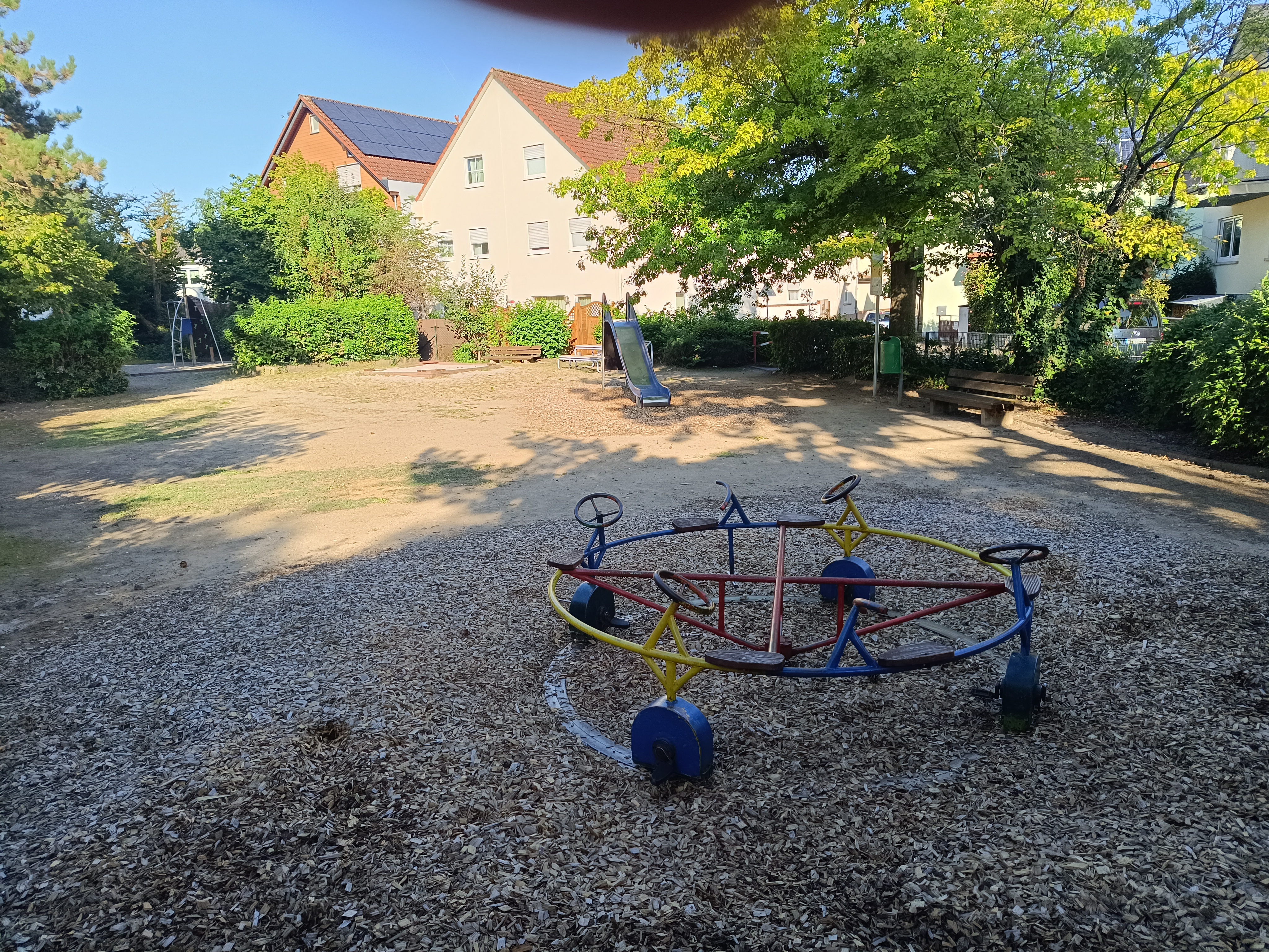 Der leere Spielplatz.