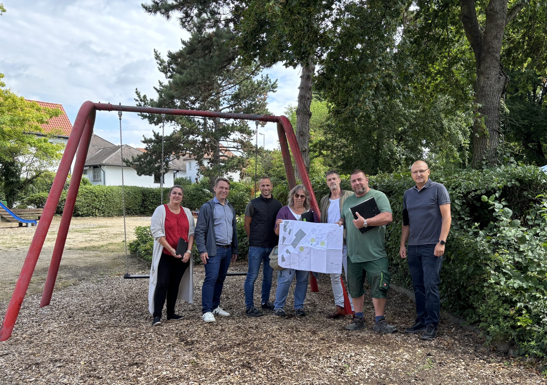 Besprechung auf dem Spielplatz.