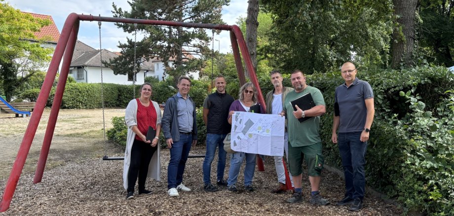 Besprechung auf dem Spielplatz.