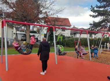 Schaukeln mit Sicherungsgurten.