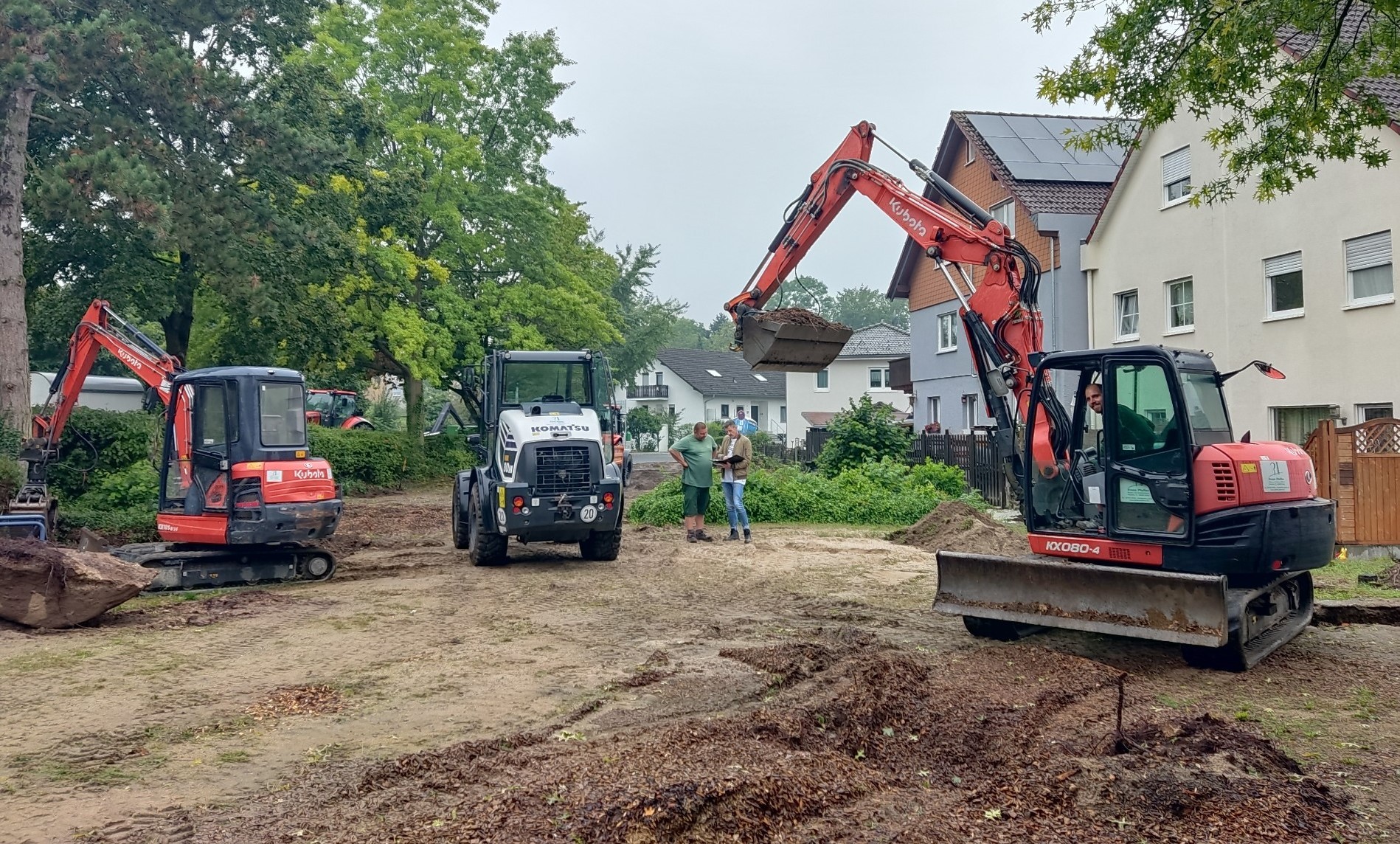 Mehrere Bagger auf dem Spielplatz.