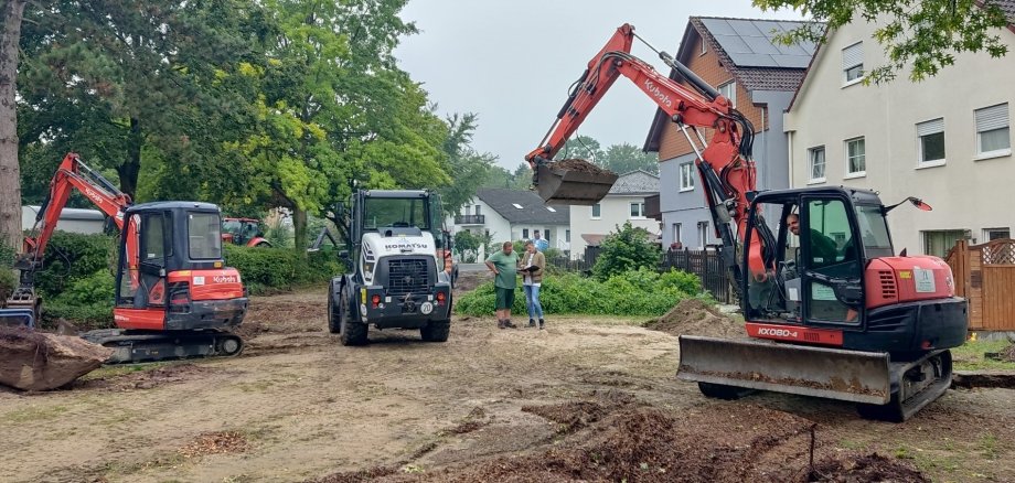 Mehrere Bagger auf dem Spielplatz.