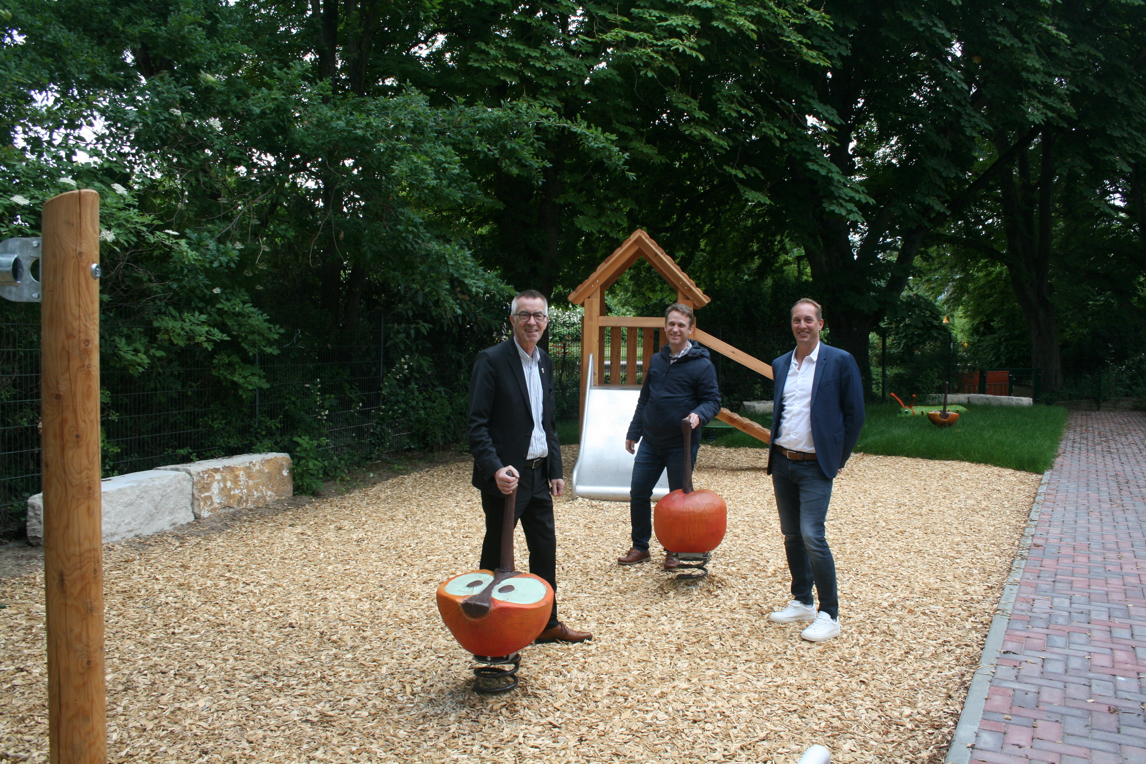 Jirasek, Bauamtsleiter Mohr und März auf dem neuen Spielplatz.