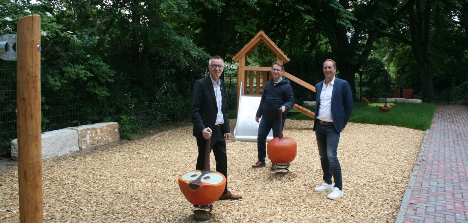 Jirasek, Bauamtsleiter Mohr und März auf dem neuen Spielplatz.