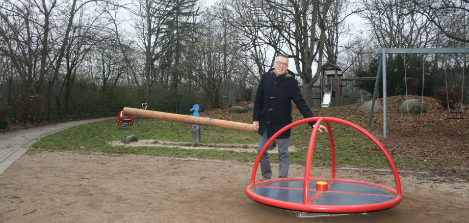 Jirasek neben dem neuen Drehkreuz.