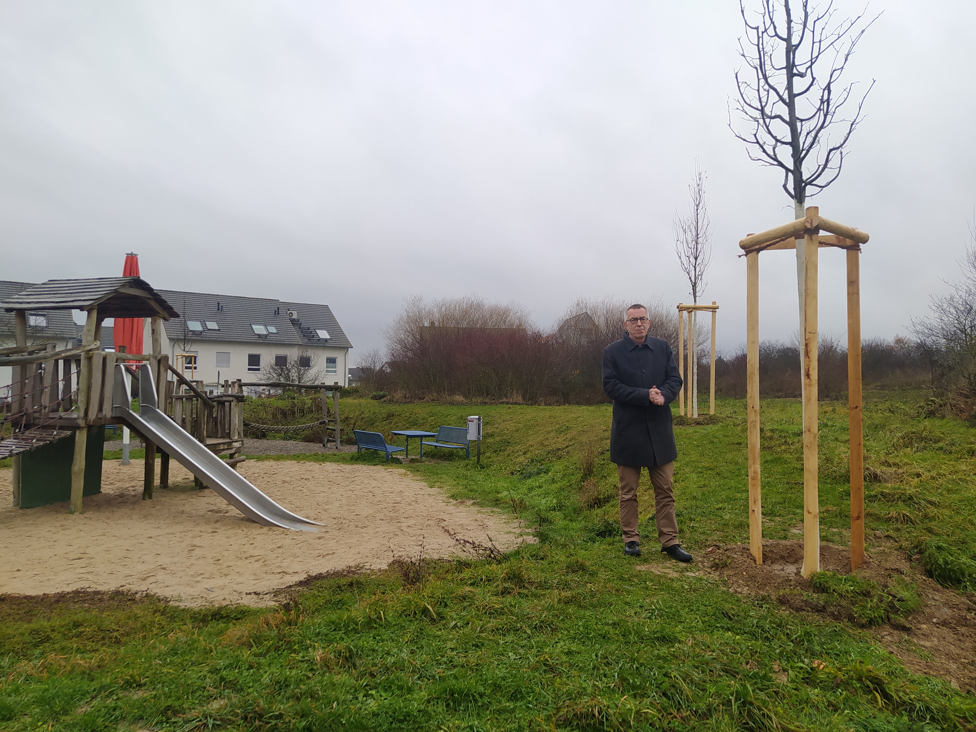 Franz Jirasek neben einem neugepflanzten Baum.