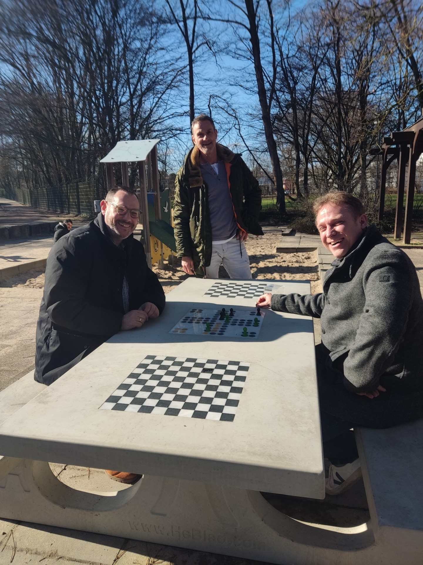 Seitz und Mohr sitzen am Spieltisch.