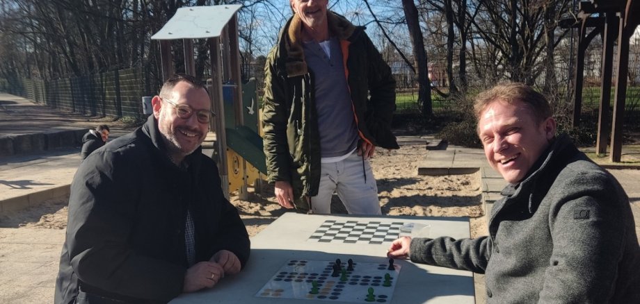 Seitz und Mohr sitzen am Spieltisch.