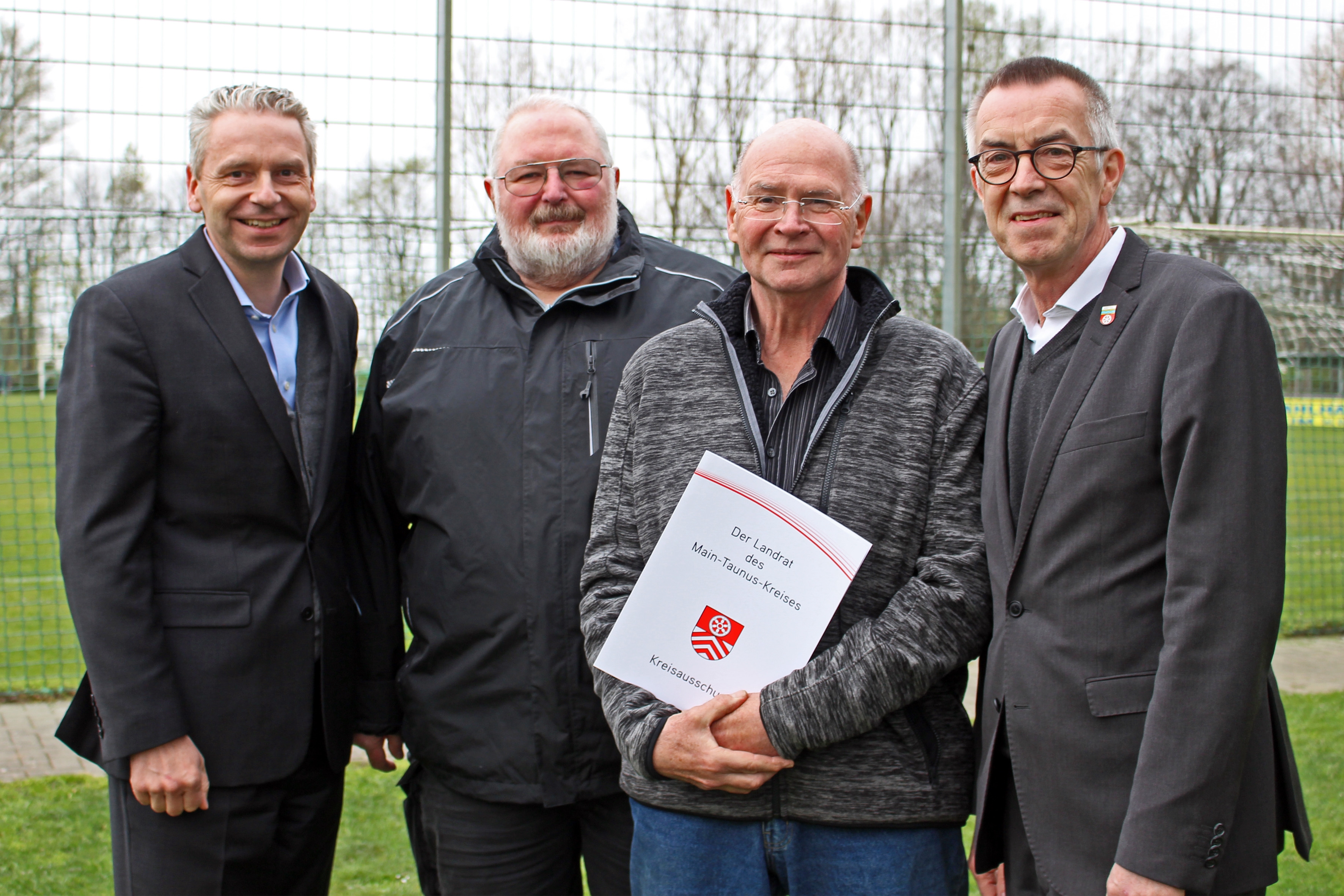 Franz Jirasek und der Landrat Michael Cyriax mit Vereinsvertretern und Urkunde.