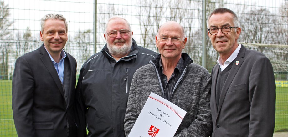 Franz Jirasek und der Landrat Michael Cyriax mit Vereinsvertretern und Urkunde.