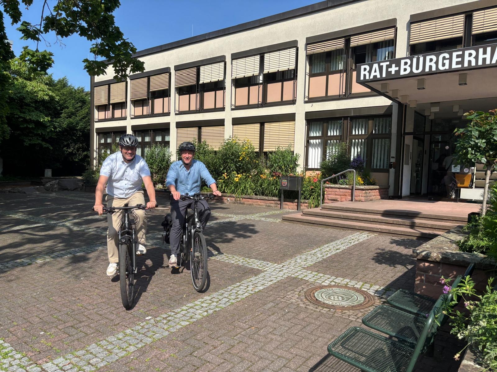 Seitz und Mohr auf dem Rad.