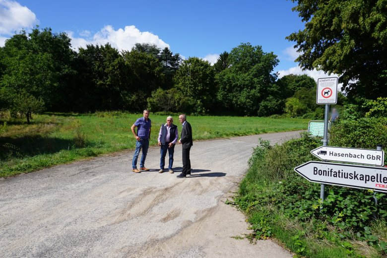 Jirasek, Kaufmann und Hoss vor der Wiese, die als Hundewiese vorgesehen ist.