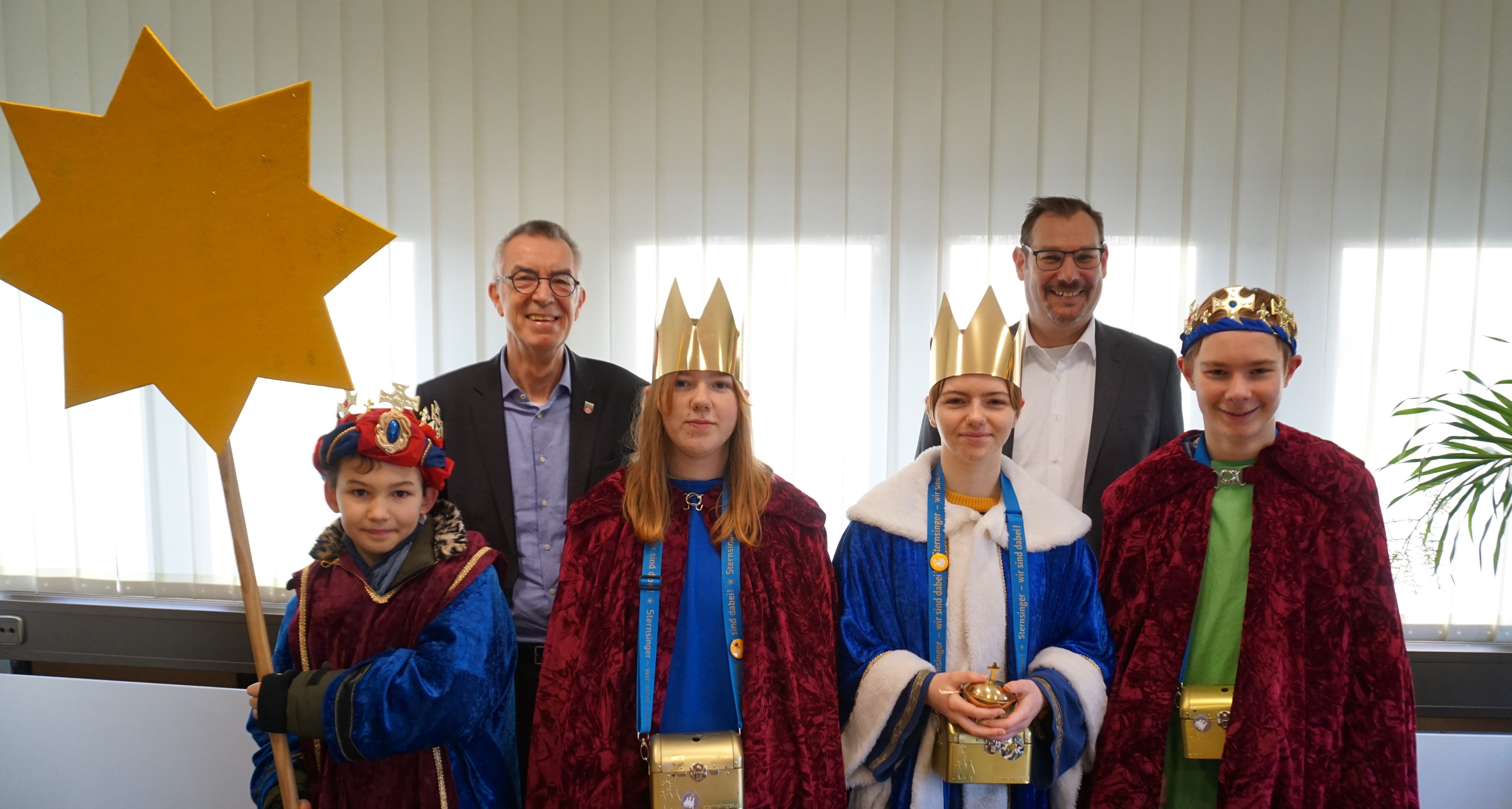 Die Sternsinger im Büro des Bürgermeisters.