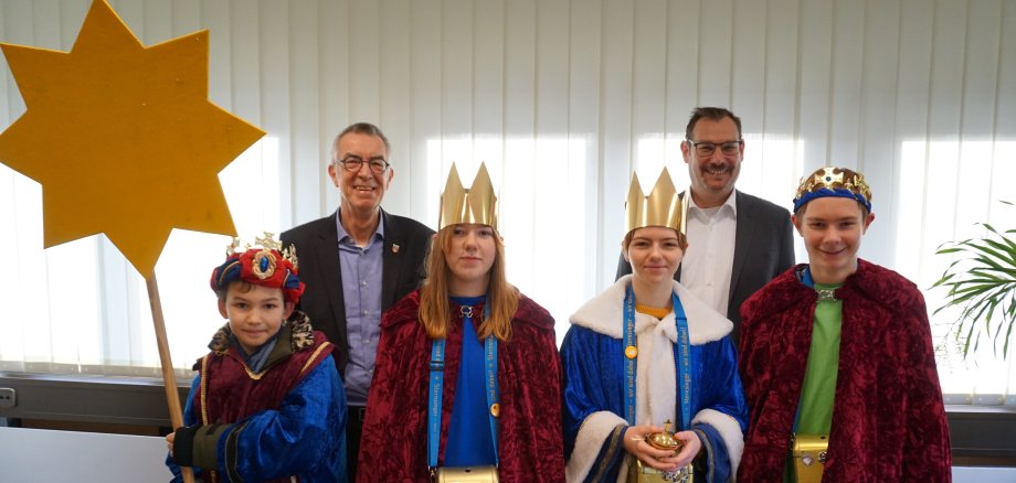 Die Sternsinger im Büro des Bürgermeisters.