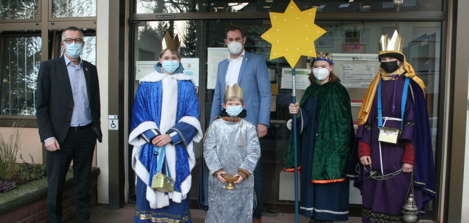 Die Sternsinger vor dem Rathaus.