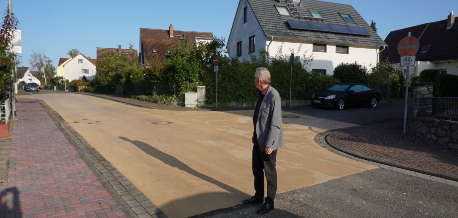 Beiger Straßenbelag an einer Kreuzung.