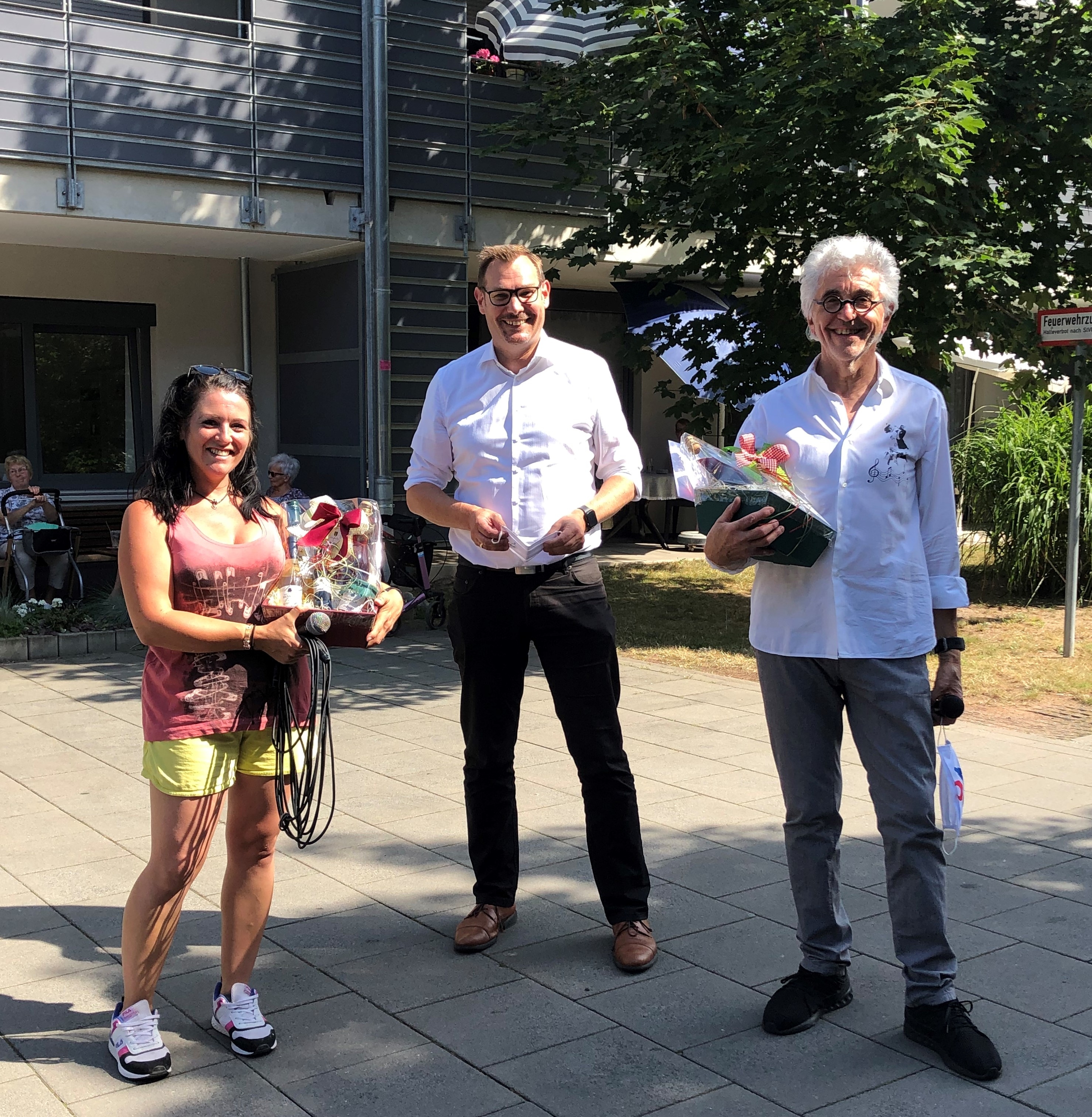 Bürgermeister Seitz mit Katja Gorol und Axel Lorth vor dem Kursana.