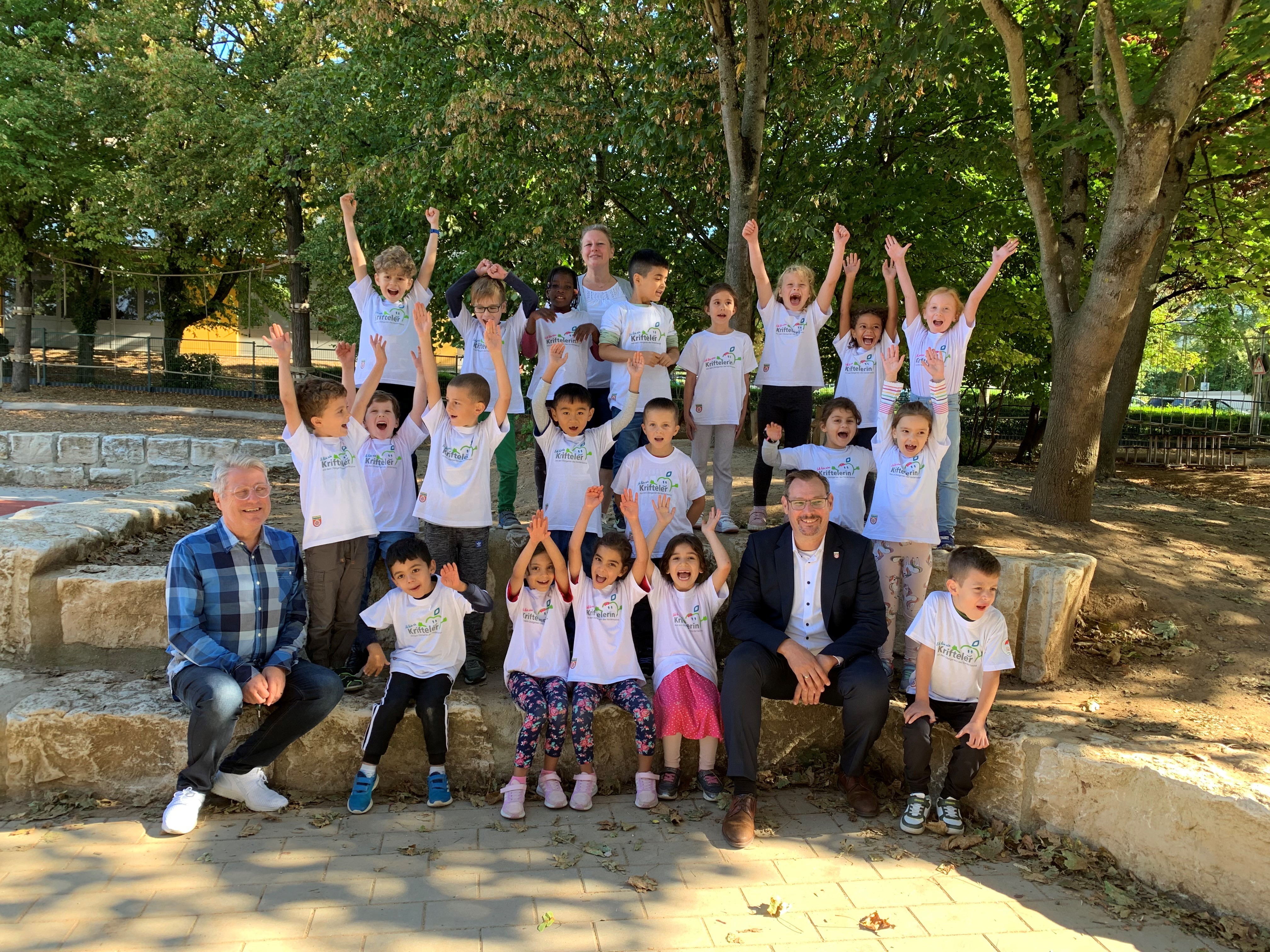 Seitz, Nagel und Erstklässler auf dem Schulhof.