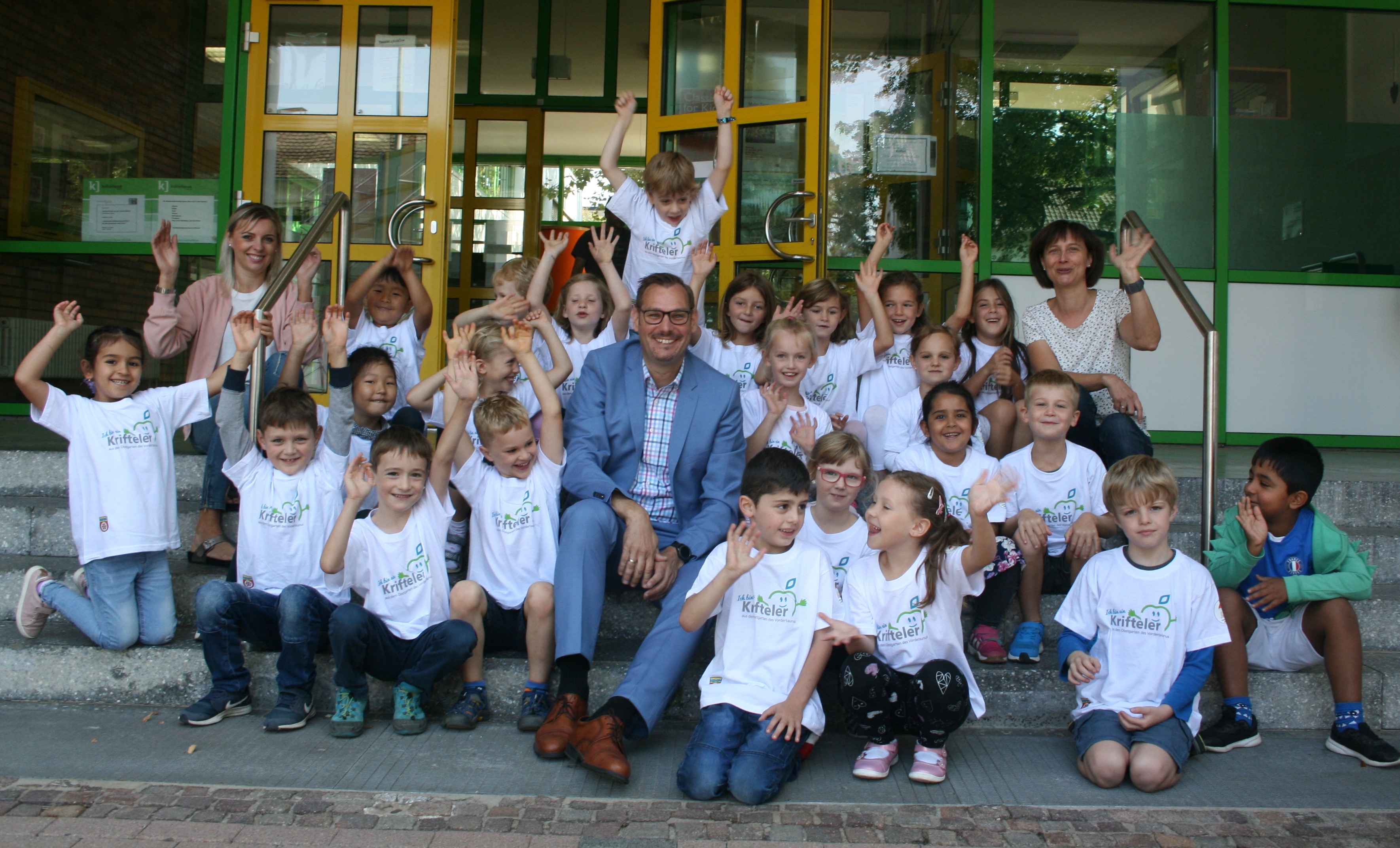 Bürgermeister Seitz inmitten von Schülern der 1e. Sie tragen das neue Shirt.