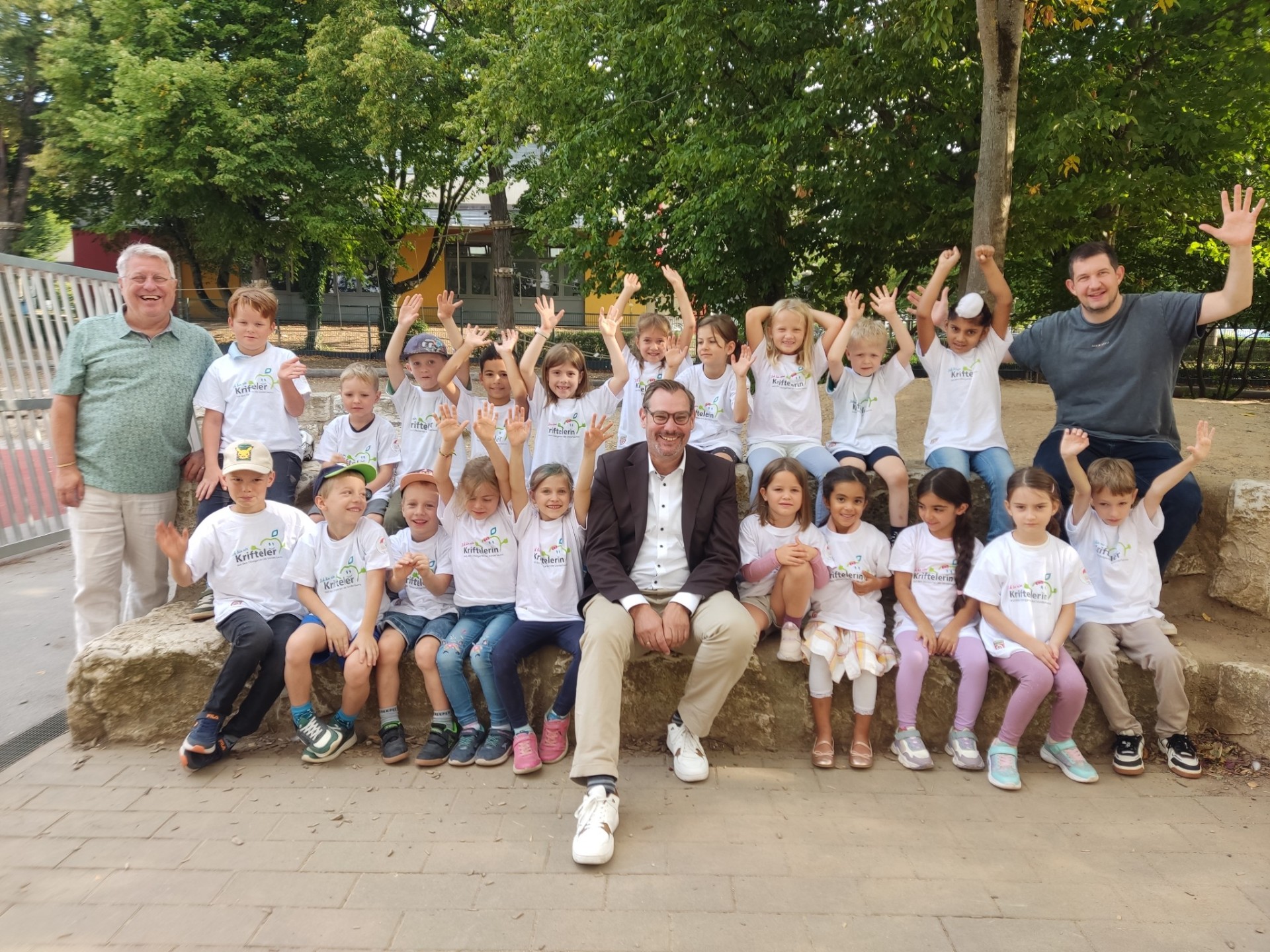 Die Klasse 1e mit Bürgermeister und Schulleiter.