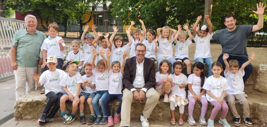 Die Klasse 1e mit Bürgermeister und Schulleiter.