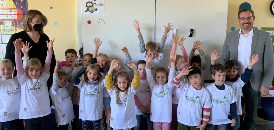 Erstklässler mit T-Shirts und Bürgermeister.