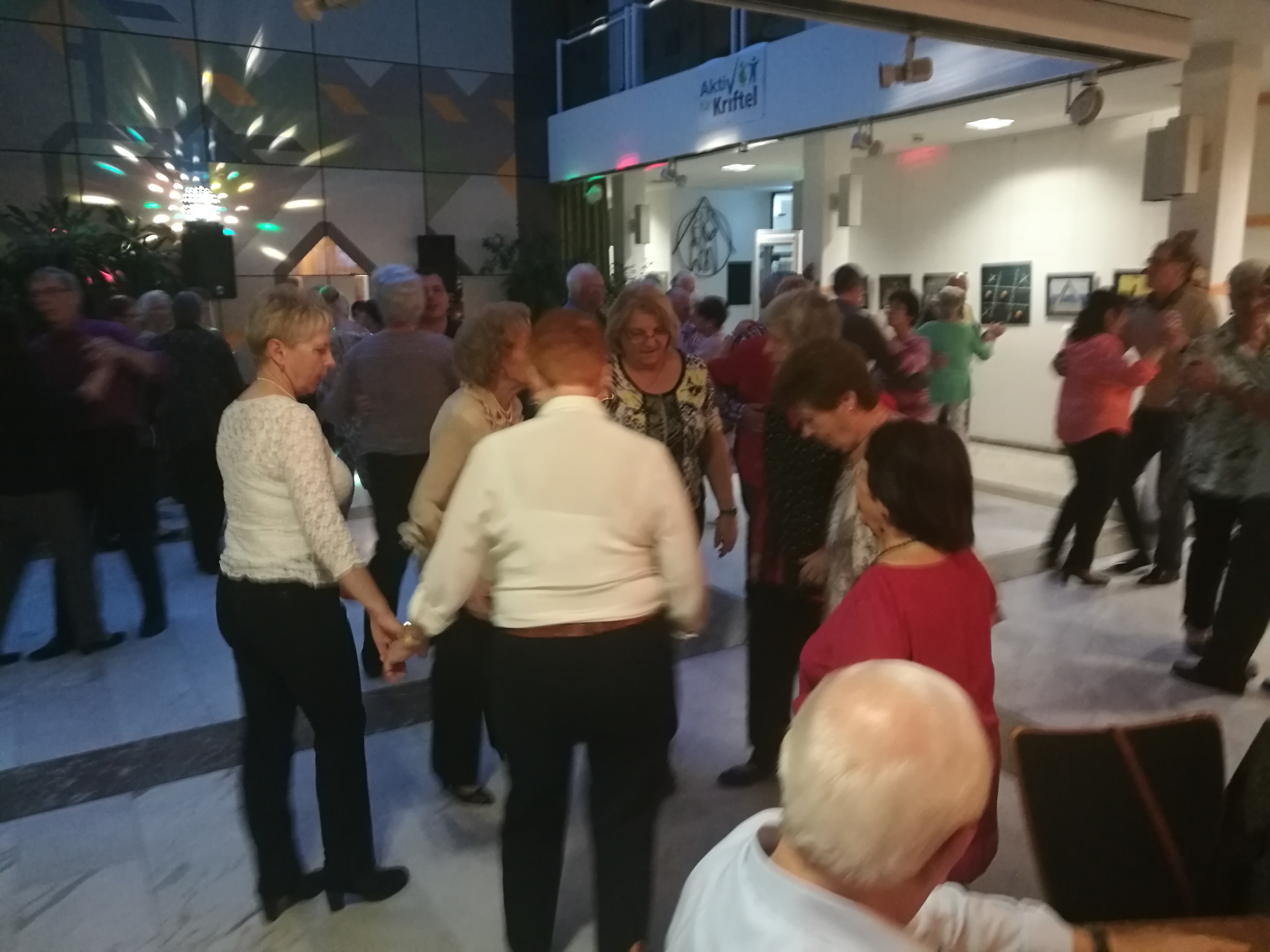Tanzende Senioren im Rat- und Bürgerhaus.