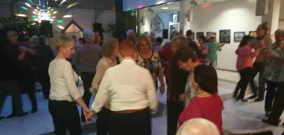 Tanzende Senioren im Rat- und Bürgerhaus.