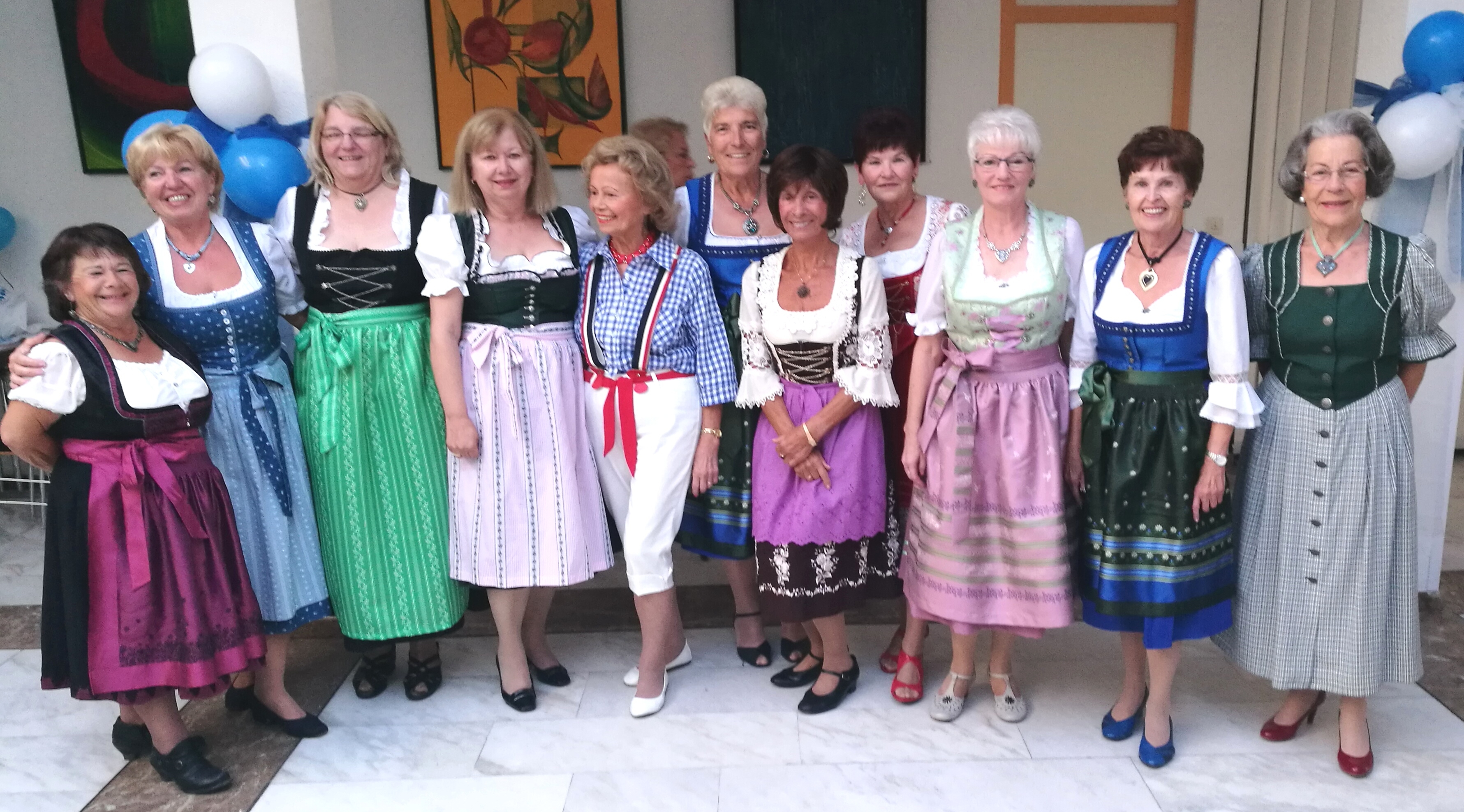 Mehrere Damen im Dirndl.