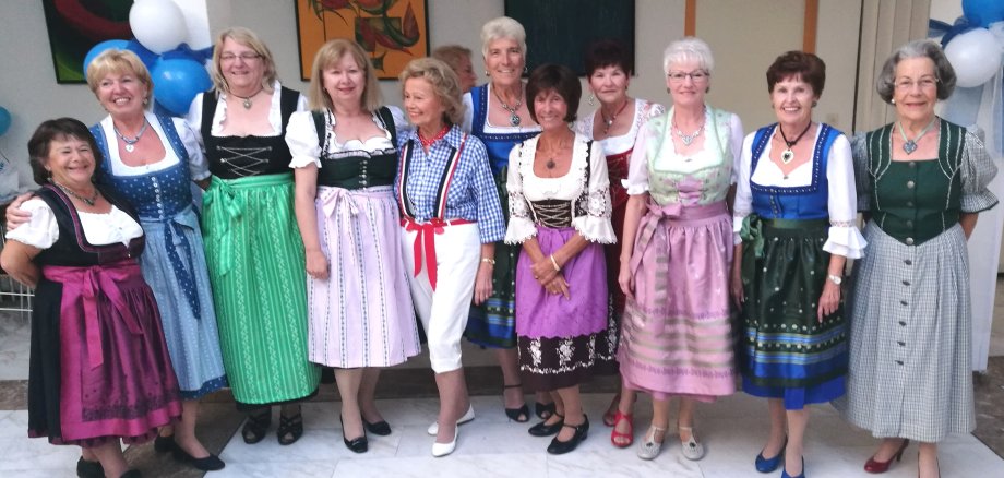 Mehrere Damen im Dirndl.