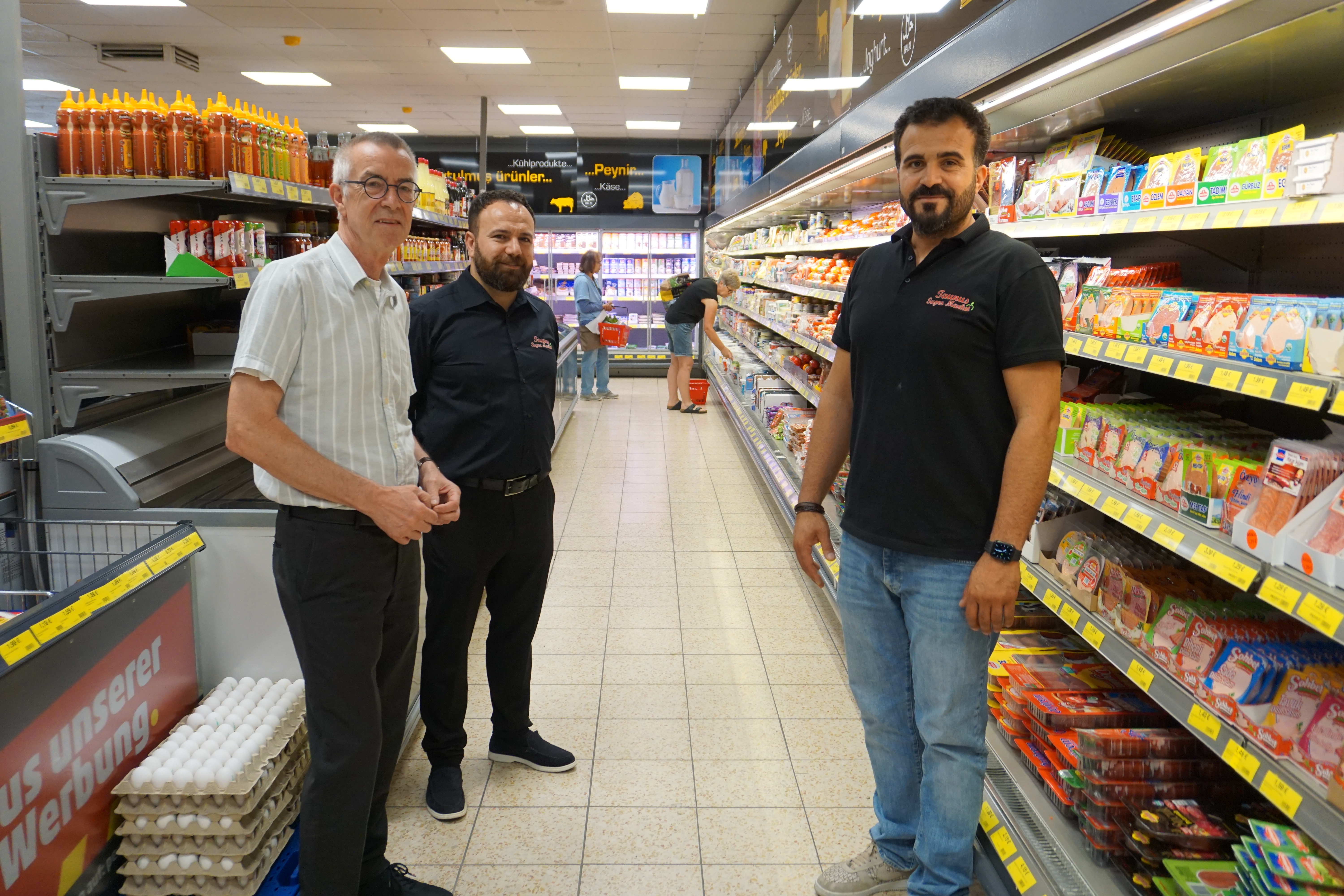 Jirasek im neuen Supermarkt mit den neuen Pächtern.