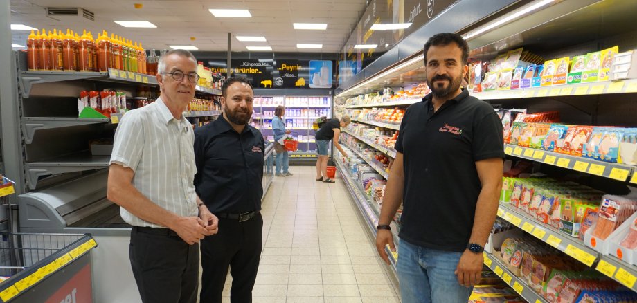 Jirasek im neuen Supermarkt mit den neuen Pächtern.
